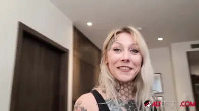 Tattooed babe Nayomi Sharp sucks Sascha's big cock