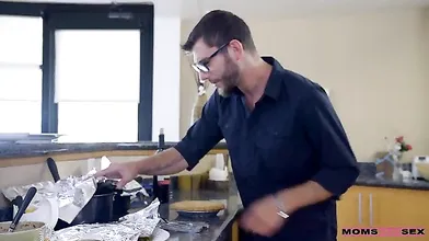 Moms Hot Pie - S7:E1