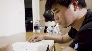 Xiao Ye Ye cheers her classmate on to study harder, with her body