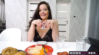 Stepmom Cant Keep Her Hands Off Of Me - S20:E3