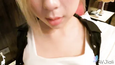 Lin Siyu and friend go for a ride to a hotel where they fuck