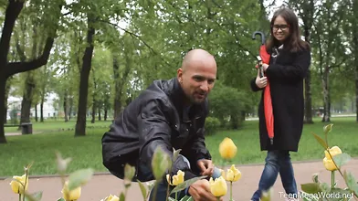 dude-wins-cutie’s-pussy-with-flower