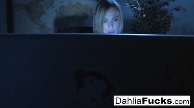 Dahlia fingers herself in the dark