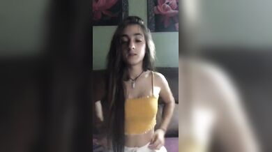 une petite chienne en string devant sa webcam