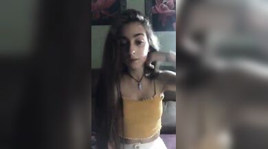 une petite chienne en string devant sa webcam