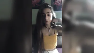 une petite chienne en string devant sa webcam