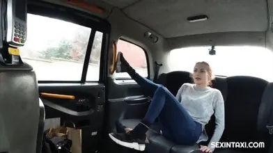 Sexy Flexible Brunette Spread Her Legs - Nicole Love