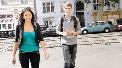 Tourist for money let tricky man stretch GF all over couch