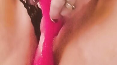 SKARLETT FEVER IS HOTT! Makes first amateur video! Red head MILF CUMS HARD!