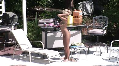 Voyuer Pool Babe - Veronika Symon