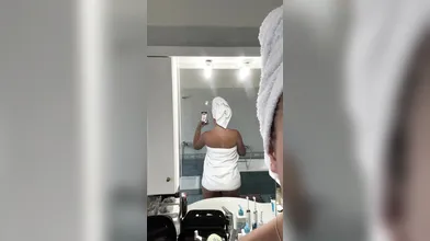 Naughty Wife Drop Her Towel To Show Her Slimwaist and Big Ass