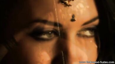Sensual Indian Babe Loves To Dance