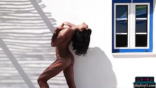 Curvy Indian MILF model strips outdoor