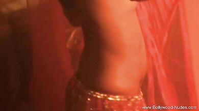 Beautiful Indian Babe Shows Off