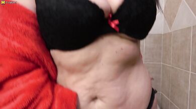 This naughty cougar lets you have a peek at her bathroom adventures