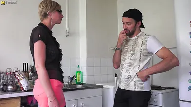 Sexy mom gives blowjob and gets her pussy thumped