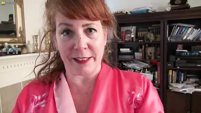 Horny American housewife gets turned on and works her pussy