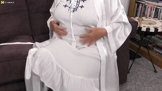 Curvy mature lady playing with herself