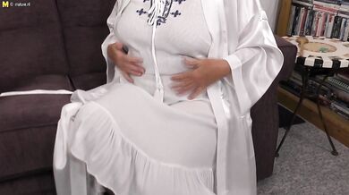 Curvy mature lady playing with herself