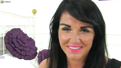 Hot MILF Raven loves to play with herself