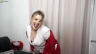 Big booty mom playing with her hairy pussy