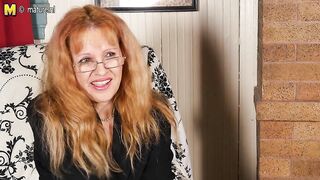 This American Cougar loves to play with her pussy