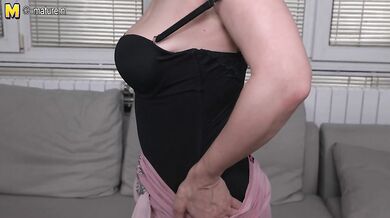 This horny housewife loves to play alone