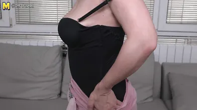 This horny housewife loves to play alone