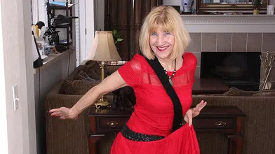 American mature lady shows how bendy she still is