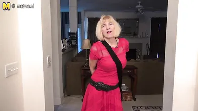 American mature lady shows how bendy she still is