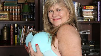 Mature American BBW playing with herself