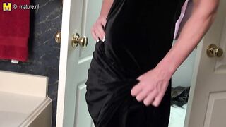 Muscled American housewife playing with her very big clit