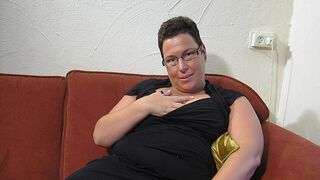 Big mature nympho playing with herself