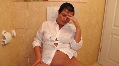 This mature slut gets done good on the toilet