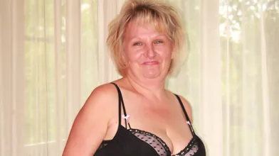 Naughty mature slut playing with herself on her bed