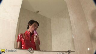 Mature slut playing in the bathtub
