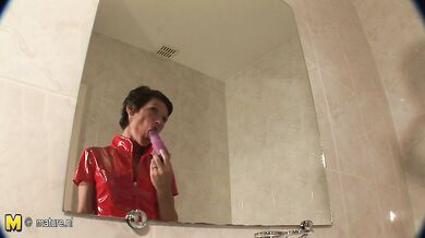 Mature slut playing in the bathtub