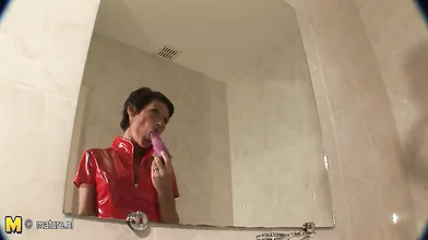 Mature slut playing in the bathtub