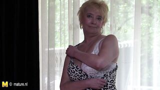 This mature lady loves to play in the buff
