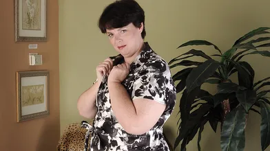 Big booty mature slut getting naughty