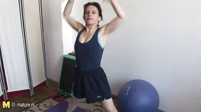 Hairy housewife stretches before mastubating