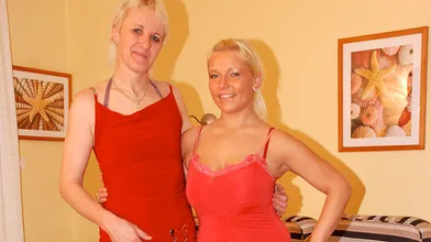 Old and young lesbians play with eachothers pussy