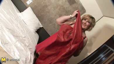 Big Monieka gets very wet while masturbating