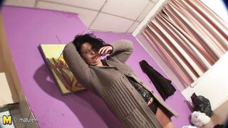 Housewife Wendie loves to be naughty
