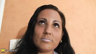 Horny mature Paloma loves to play and pee