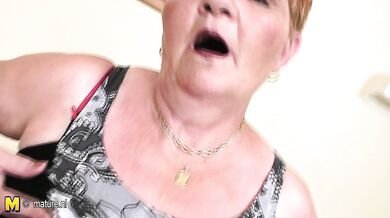 Mature Izabelle does it all by herself
