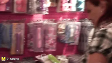 This lovely housewife loves to play with her pussy