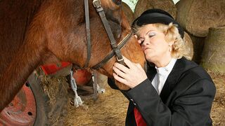 Kinky mama playing with herself in a barn