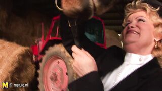 Kinky mama playing with herself in a barn
