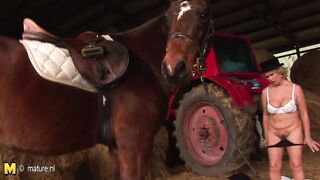 Kinky mama playing with herself in a barn